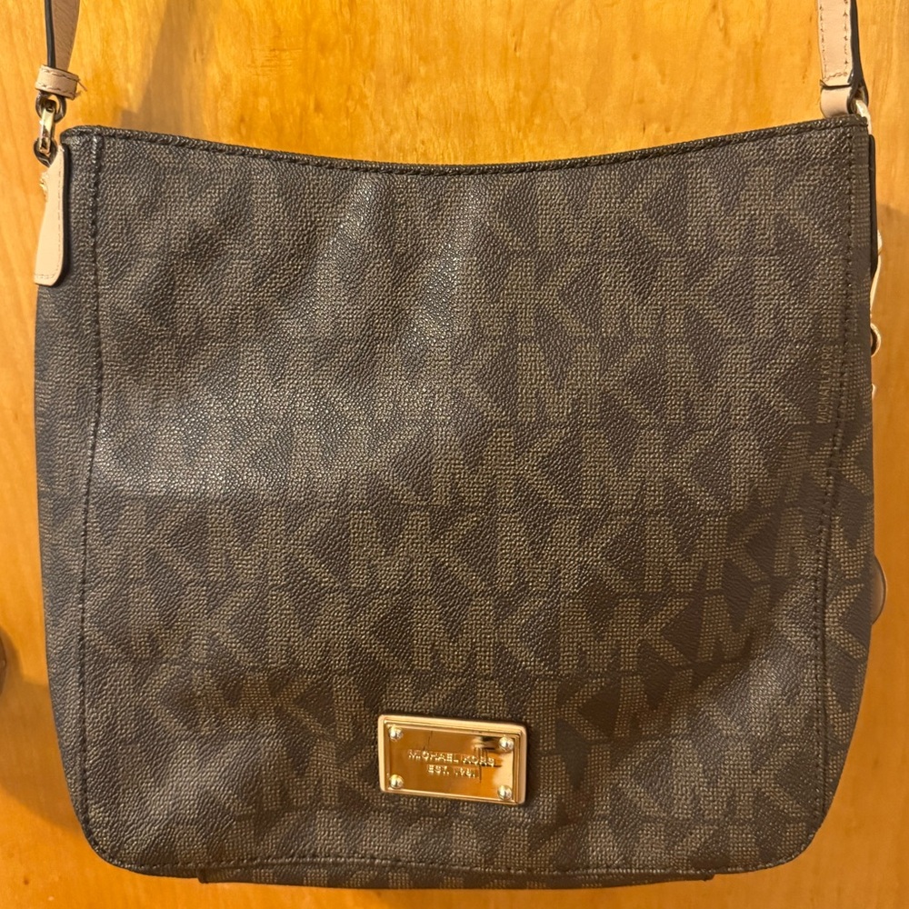 Jet Set Large Travel Logo Crossbody Messenger Handbag